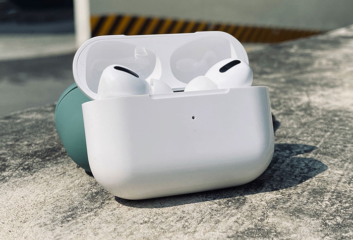 Apple AirPods Pro chính là mẫu tai nghe chống ồn giá rẻ có chất lượng hàng đầu hiện nay.