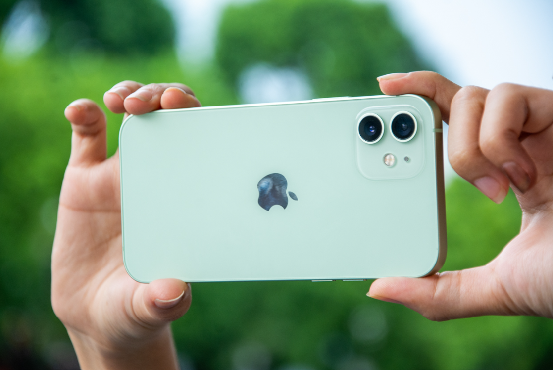 iPhone 12 vượt trội hơn khi xét về camera.