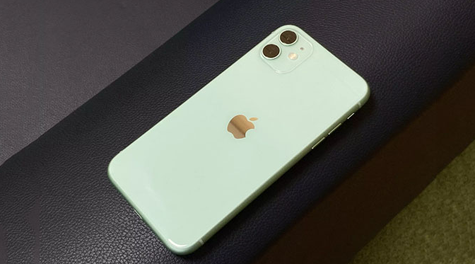 iPhone 11 có ưu điểm là giá thành rẻ hơn.