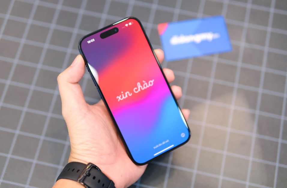 Tại Di Động Mỹ, cửa hàng có kinh doanh cả iPhone 15 Pro 256GB cũ và iPhone 15 Pro 128GB mới.