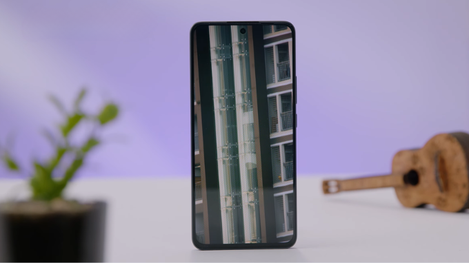 Màn hình OPPO Reno13 F màu sắc sống động