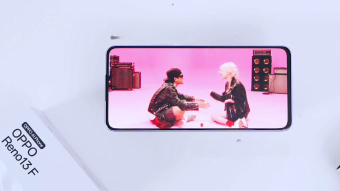 Màn hình OPPO Reno13 F siêu mượt mà