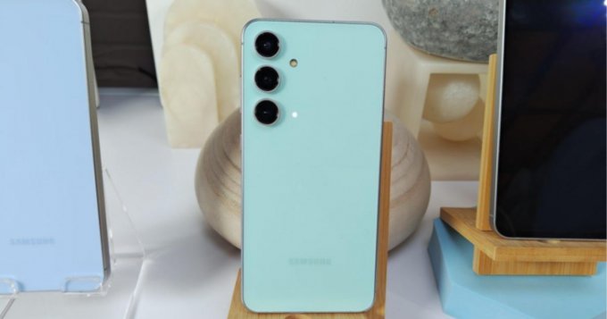 Oppo Reno 13F và Samsung Galaxt S24 FE camera