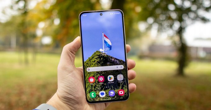 Oppo Reno 13F và Samsung Galaxt S24 FE màn hình