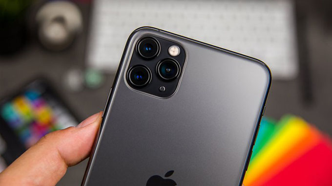 camera iPhone 11 Pro 64GB cũ giá rẻ được đặt trong một khối hình vuông