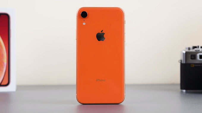 tổng thể iPhone Xr 64GB vẫn khá nhỏ gọn và dễ dàng thao tác bằng một tay