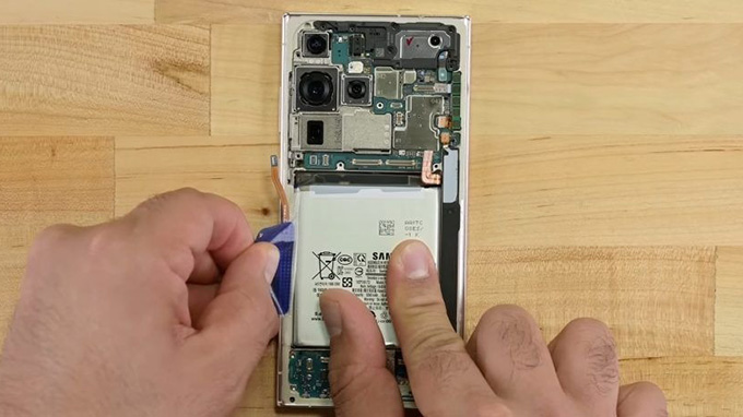 Trong video của iFixit trước đó cho biết, Galaxy S23 Ultra được trang bị các tab kéo bên dưới viên pin