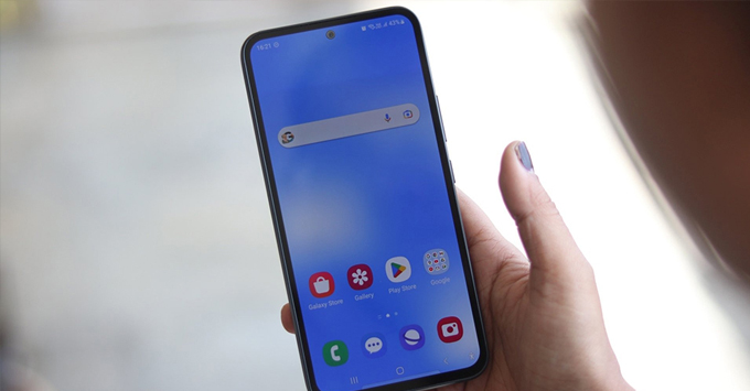 Google Pixel 7A và Samsung Galaxy A55 về màn hình