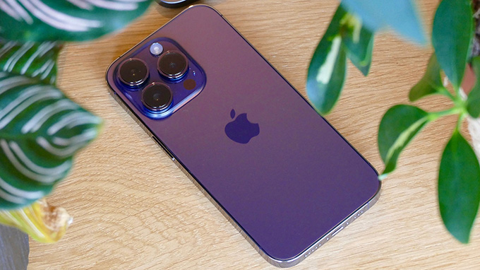 iPhone 14 Pro màu tím (Deep Purple) hiện đang là mẫu điện thoại được yêu thích nhất của Apple theo các khảo sát gần đây