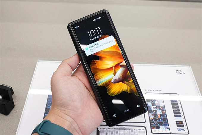 Màn hình Galaxy Z Fold 2 và Xiaomi Mi Fold đều sử dụng tấm nền Super AMOLED