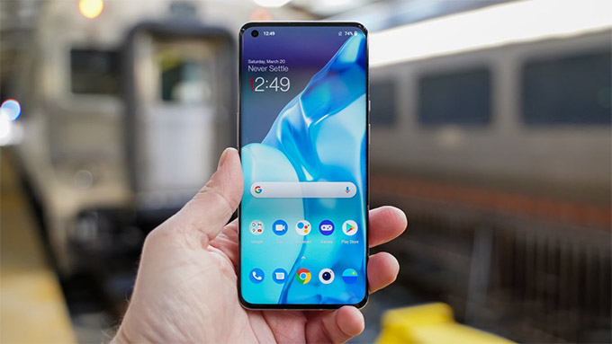 So sánh màn hình OnePlus 9 Pro và Xiaomi Mi 11 Ultra