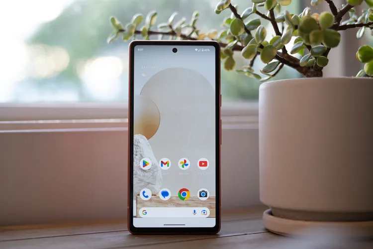 Google Pixel 7a sẽ tự động giảm cường độ rung khi màn hình hướng lên.