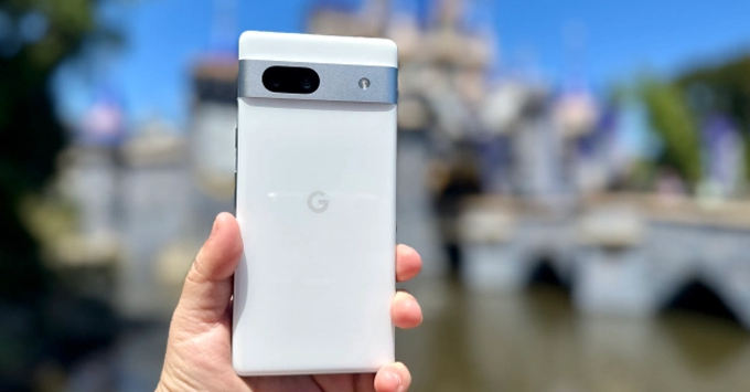 Ai nên nâng cấp lên Google Pixel 7a camera sắc nét với camera chính 64MP