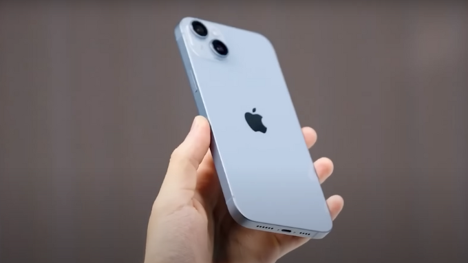 iPhone 13 cũ trên tay vô cùng đẹp mắt 