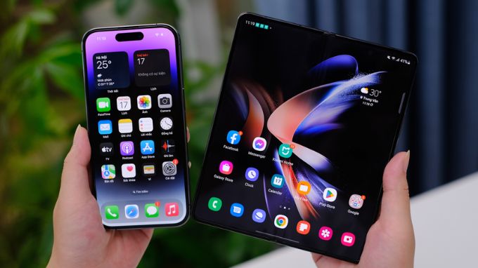 màn hình iPhone 15 Pro Max và Samsung Galaxy Z Fold 5