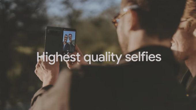 Selfie với camera sau trên Google Pixel Fold