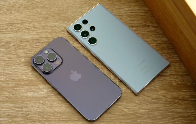 So sánh iPhone 15 và Samsung Galaxy S24 về thiết kế