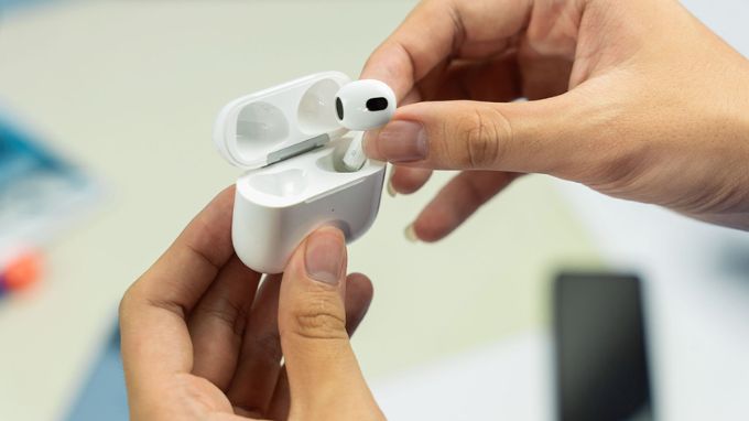 AirPods Pro 2 và AirPods 3 khi đeo trên tai