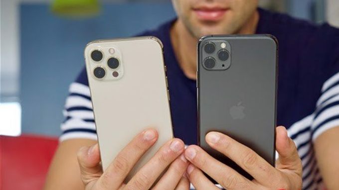 iPhone 11 Pro Max và iPhone 12 Pro Max màn hình