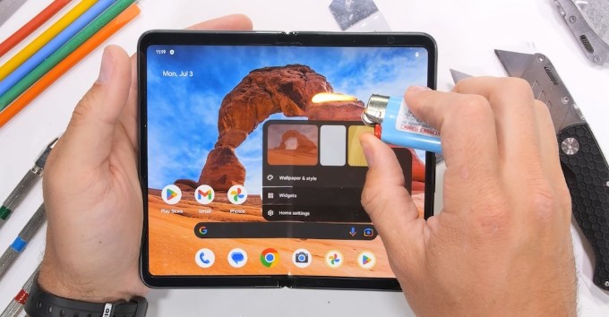 Google Pixel Fold thất bại trong bài kiểm tra độ bền, vẫn dùng được nhưng “liệt nửa người”