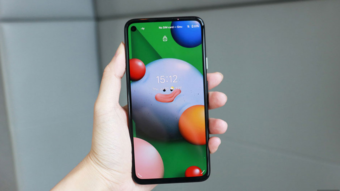 Google Pixel 4a được trang bị màn hình 5.81 inch sử dụng tấm nền OLED