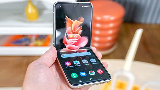 chi phí để thay cho một màn hình của Galaxy Z Flip 3 là 369 USD