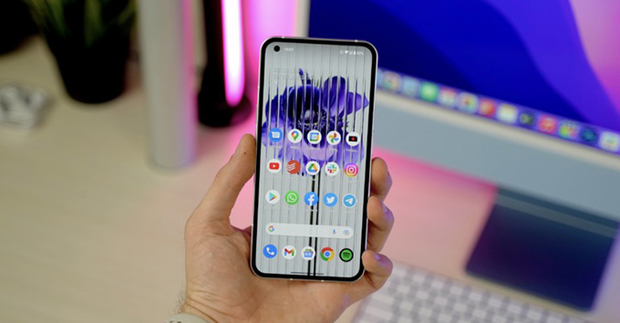 Nothing Phone (1) với Google Pixel 6a: Màn hình mượt mà