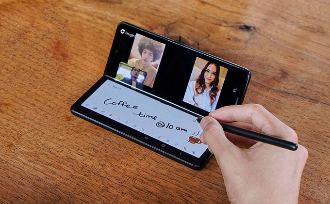 Galaxy Z Fold 4 với S-pen đi kèm