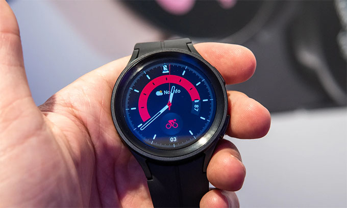 Galaxy Watch 5 Pro thực sự đáng tin cậy với ưu điểm vượt trội như tính năng đo nhịp tim, theo dõi sức khỏe, khả năng chống nước và nhận cuộc gọi, tin nhắn từ điện thoại.
