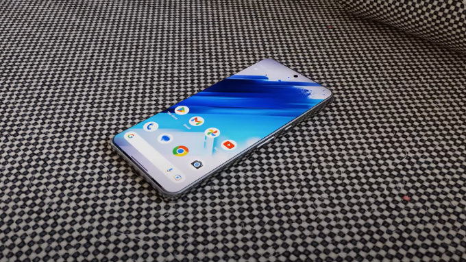 Pixel 8 Pro sử dụng màn hình QHD+