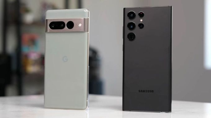 Google Pixel 8 Pro và Samsung Galaxy S23 Ultra màn hình 