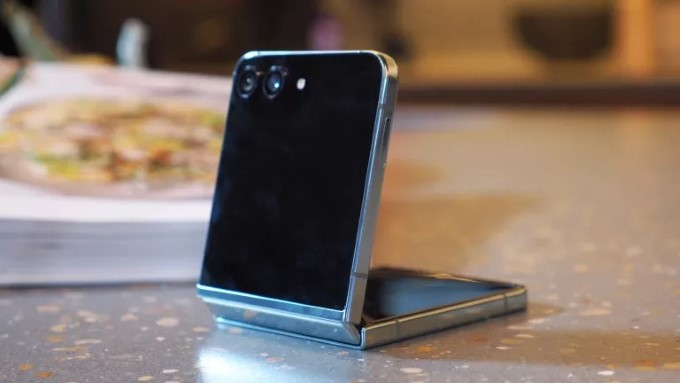 Trên tay nhanh Galaxy Z Flip5 với thiết kế ấn tượng với màn hình phụ 3.4 inch và bản lề Flex, đi kèm đó là một cấu hình mạnh mẽ