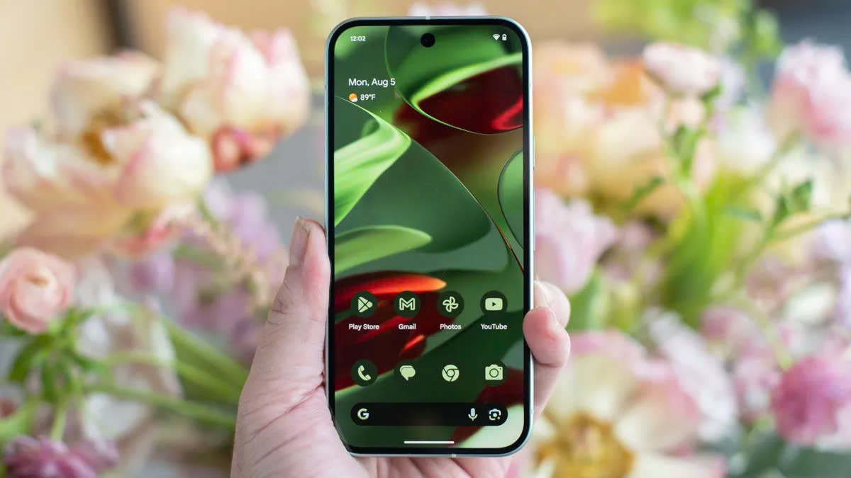 Pixel 9 có màn hình sáng và phản hồi tốt hơn người anh em Pixel 8a