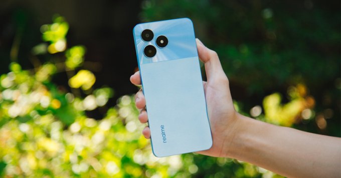 Realme C60 mang lại cảm giác cầm nắm thoải mái