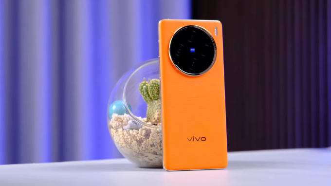 Vivo X100 5G sở hữu thiết kế thanh thoát và hiện đại