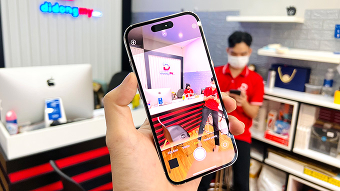 Giao diện chụp ảnh đơn giản trên iPhone 14 Pro Max và Xiaomi 12S Ultra