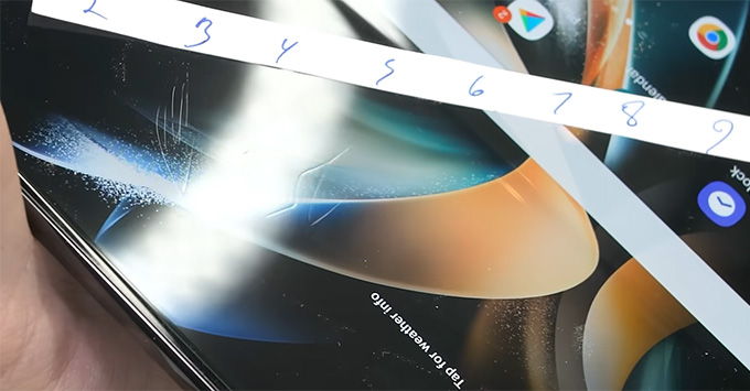 Kiểm tra độ bền trên Samsung Galaxy Z Fold 4: Màn hình