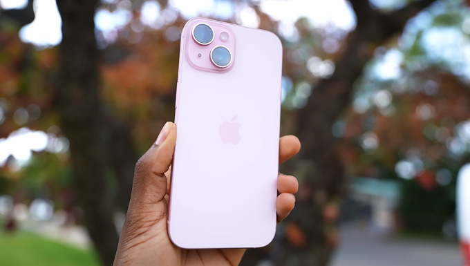 iPhone 15 Plus hay iPhone 15 Pro về camera của iPhone 15 Plus