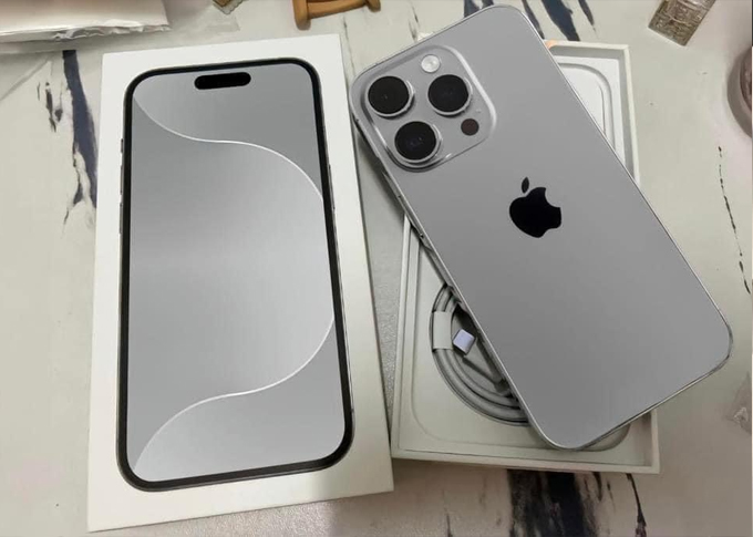 iPhone 15 màu Titan Grey