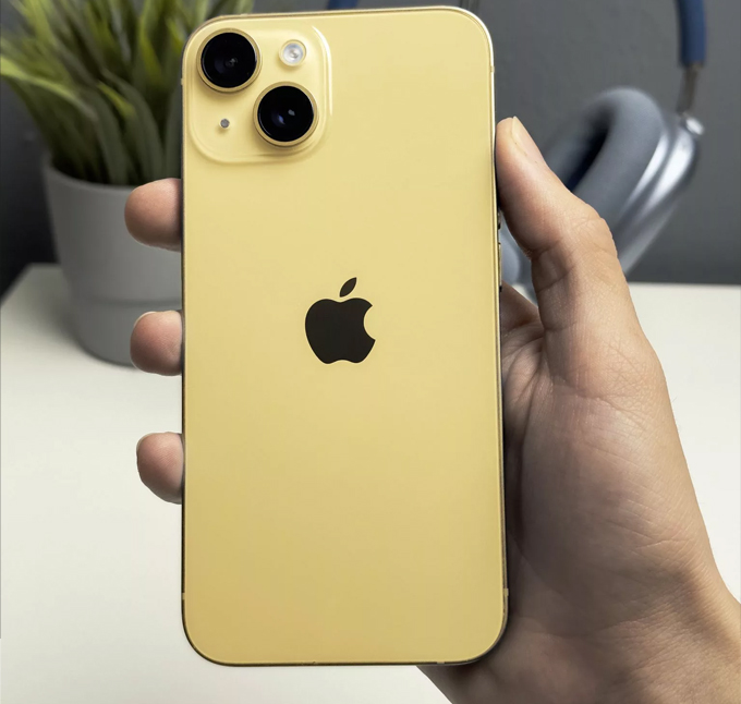 iPhone 15 màu vàng nhạt