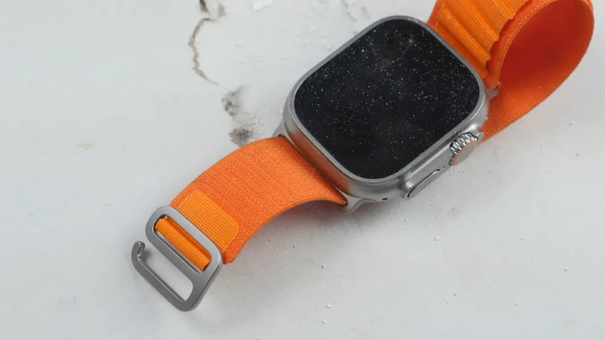 Chiếc bàn phía dưới thậm chí vỡ trước cả Apple Watch Ultra