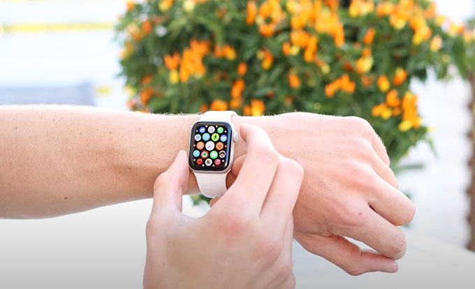  Apple Watch SE  2 với thiết kế thanh lịch, mang phong cách trẻ trung năng động