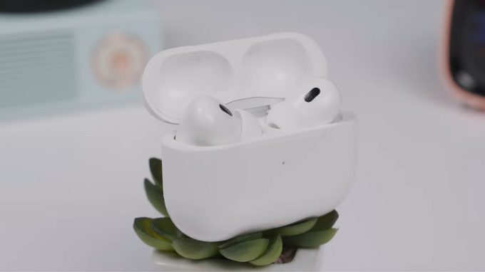 Airpods Pro 2 2022 điều khiển thông qua cảm ứng lực và cảm ứng điện dung