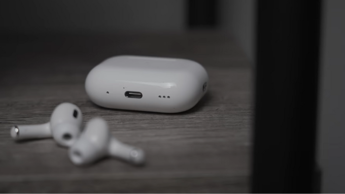 Airpods Pro 2 (2023) USB-C vượt trội về thời lượng pin