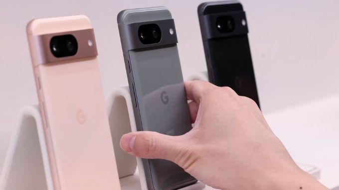 Google Pixel 8 và iPhone 14 Plus hiển thị