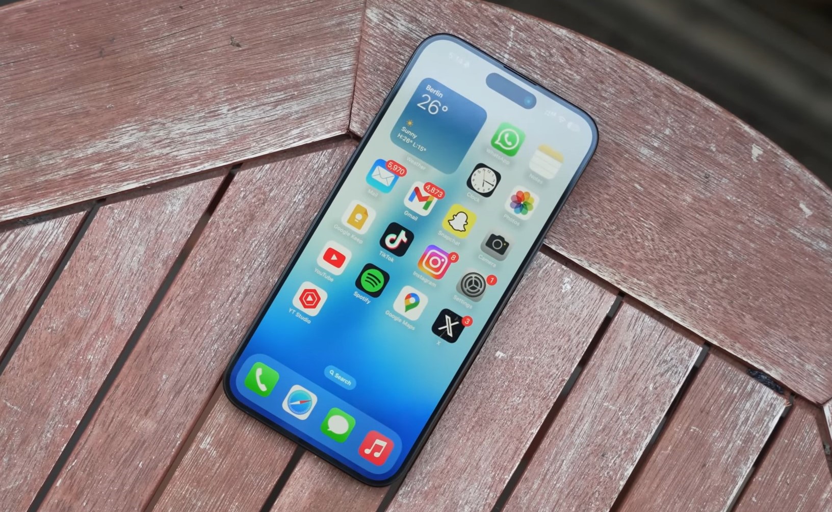 iPhone 15 Pro theo sau Xiaomi 14 Pro khi xét về tiêu chí màn hình.