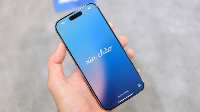 iPhone 16 Pro và Xiaomi 15 Pro màn hình 