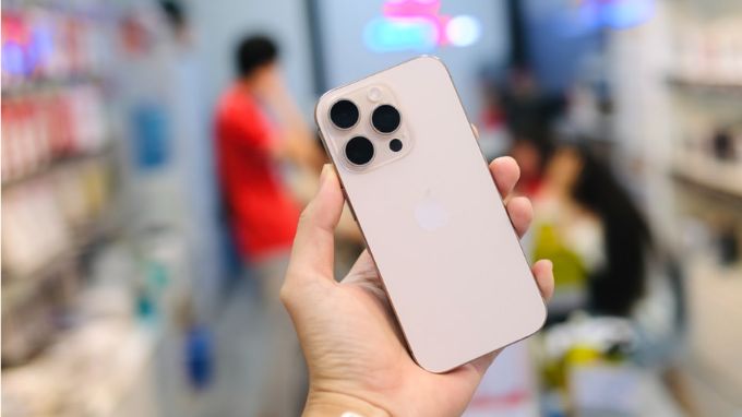 iPhone 16 Pro và Xiaomi 15 Pro thiết kế