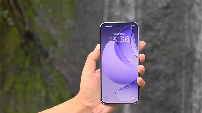 Oppo Reno 13 trở nên nhỏ gọn hơn so với thế hệ trước