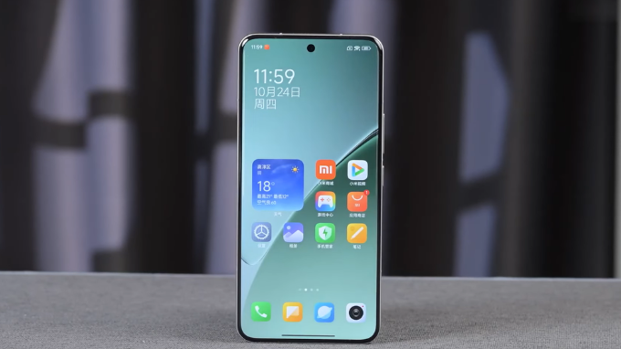 Màn hình Xiaomi 15 Pro rộng rãi, vượt trội